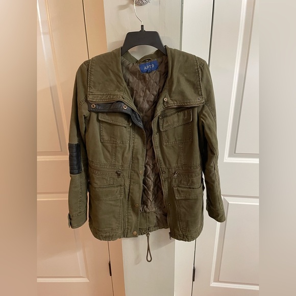 Like new green military jacket with detachable fur collar - Picture 3 of 8